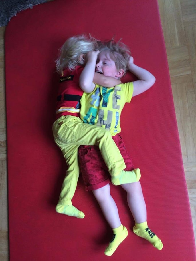 Elton & Noomi kramas på en röd matta på golvet