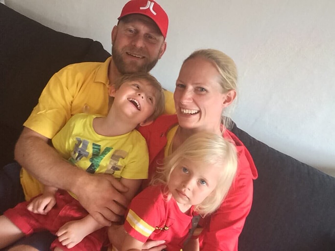 Elton med familj - klädda i Nocs färger för att uppmärksamma ovanliga kromosomavvikelser