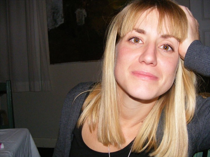 En bild på Johanna Björnhage där hon vilar huvudet i handen