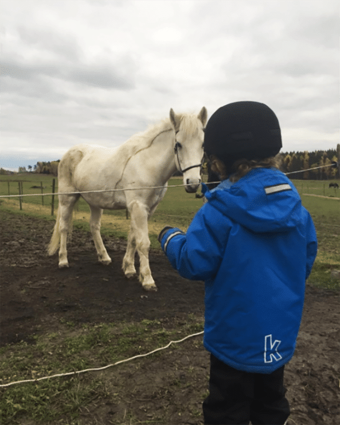 Storebror och en vit häst