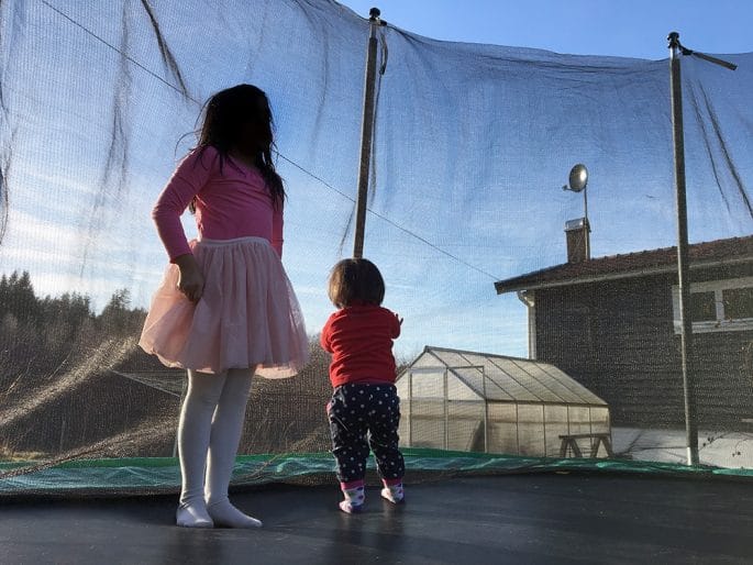 M och Y tillsammans på en studsmatta