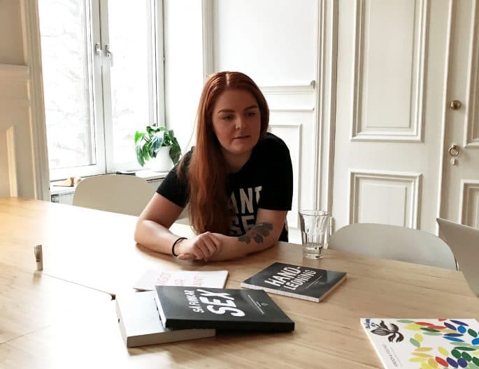 Rebecca sitter vid ett bord