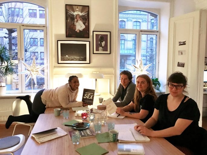 Projektmedarbetare sitter tillsammans vid ett bord