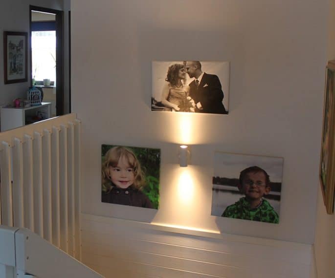 Vägg med foton på familjen inomhus