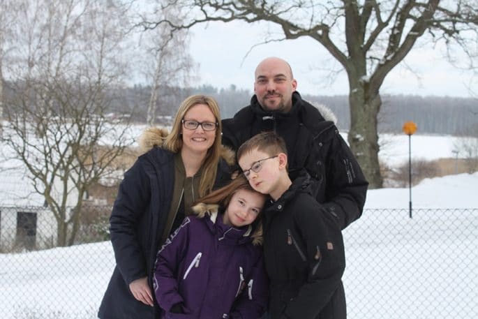 Mamma Susanne, Pappa Andreas, Gustav och Freja utomhus