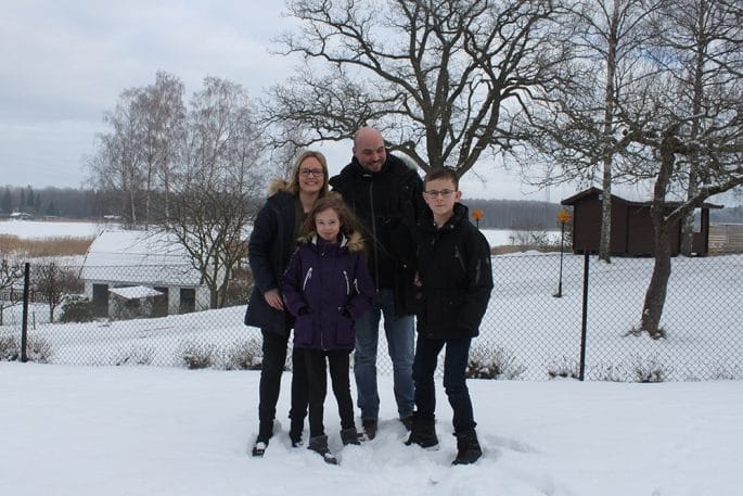 Hela familjen står tillsammans ute i snön