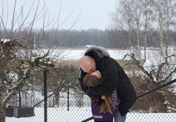 Andreas och Freja kramas ute i snön