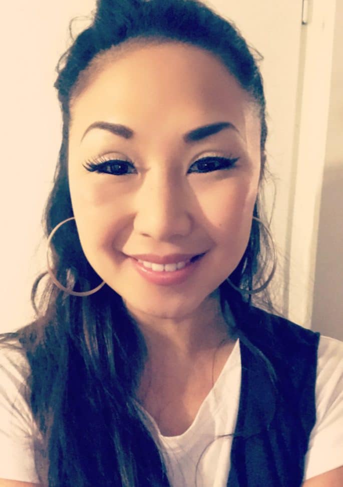 Zandra som ler in i kameran