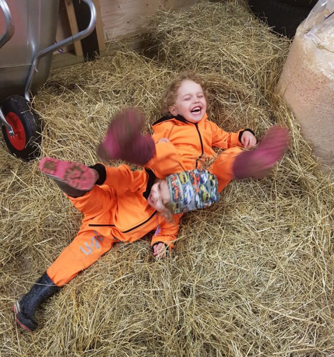 Max och Sebastian leker tillsammans i hö