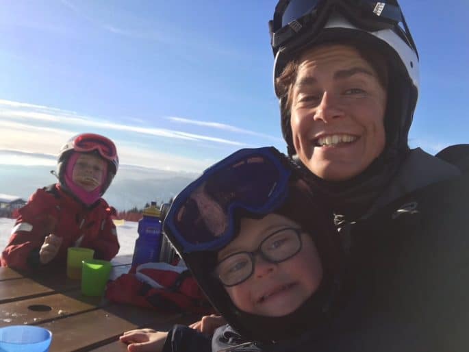 Molly, Melker och Anna sitter vid ett bord ute i solen