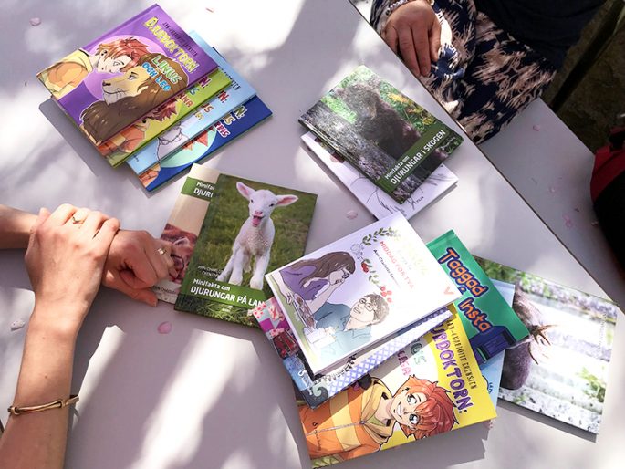 Några av Ann-Charlottes böcker utspridda på ett bord